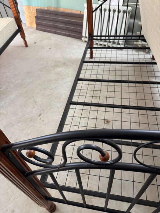 Продаётся кровать с матрацом