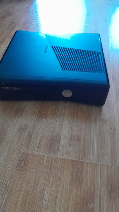 Vând xbox 360 cu jocuri