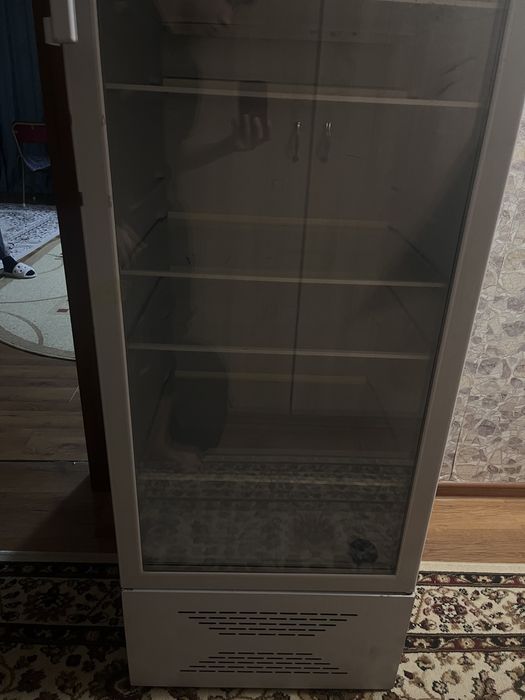 Продам холодильник витринный