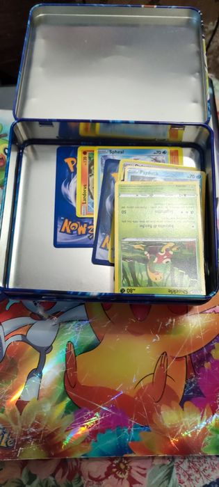 Vând cartonase de pokemon