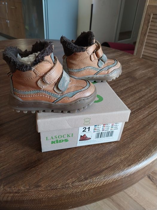 Различни детски обувки с топла подплата.