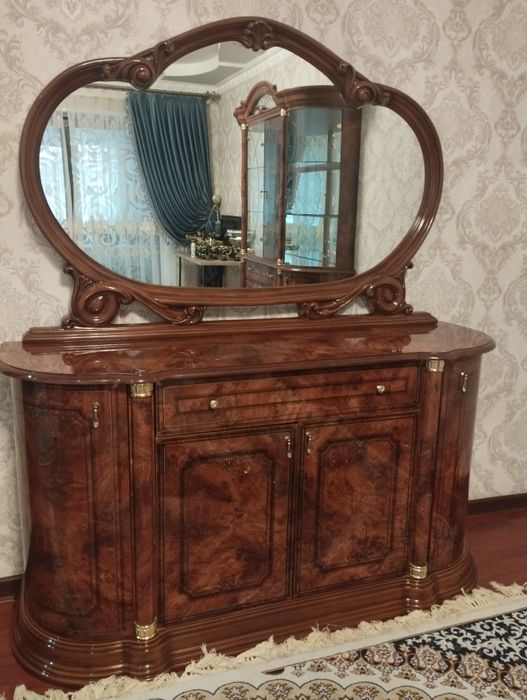 Mebel mehmon xona uchun stenka va kamod