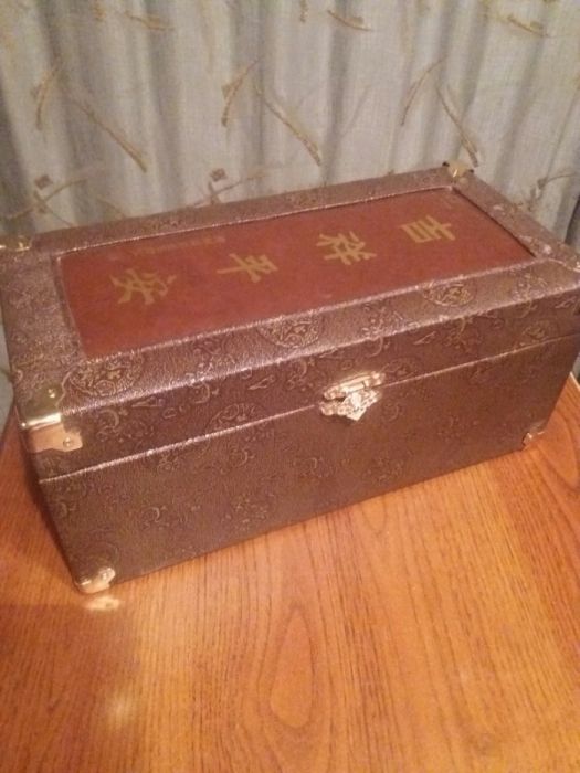 Декоративная золотая ваза .