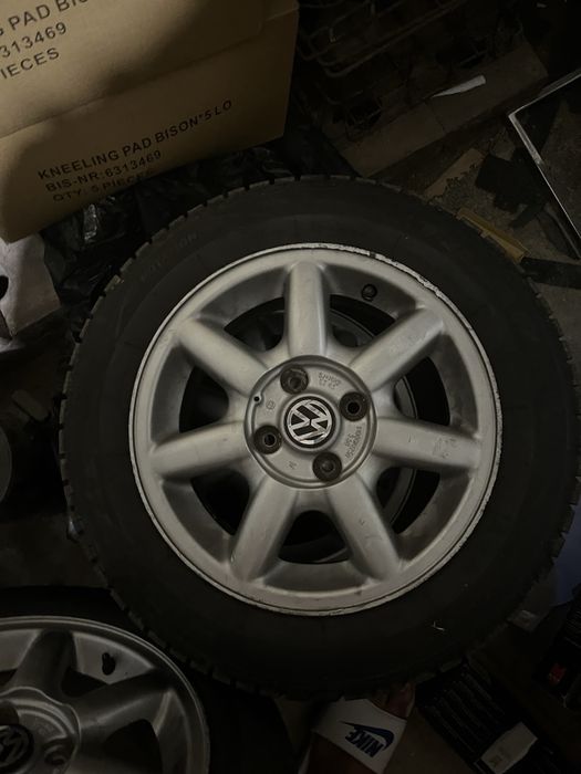 Джанти Volkswagen с нови зимни гуми 14 цола