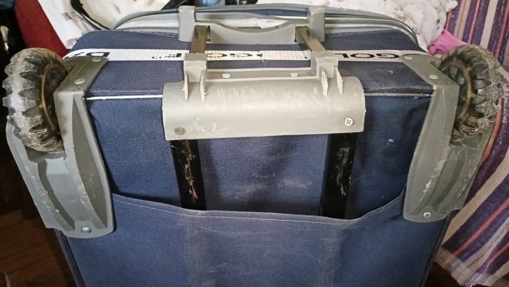 Чемодан двухколёсный 75 см на запчасти. Чит.описание