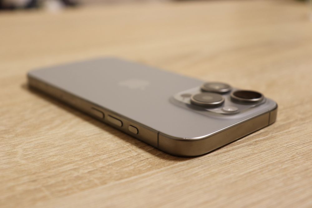 Продавам Iphone 15 pro Natural Titanium
