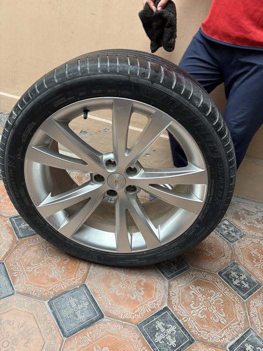 Шина MICHELIN 275/40 R20 с диском.