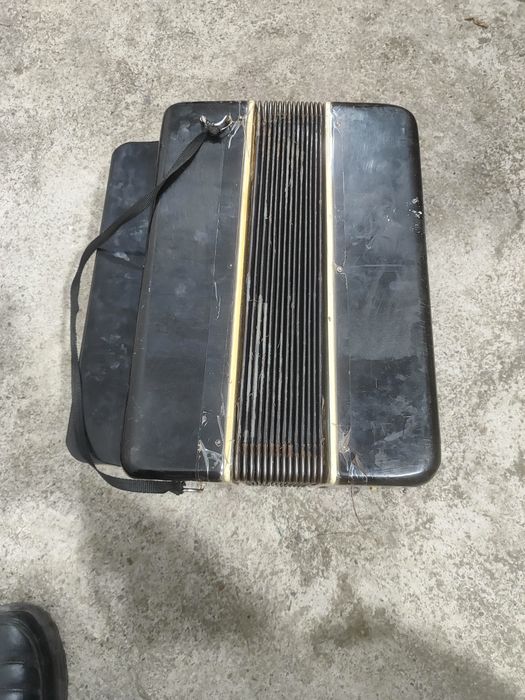 Гармошка ёки акардион сотилади