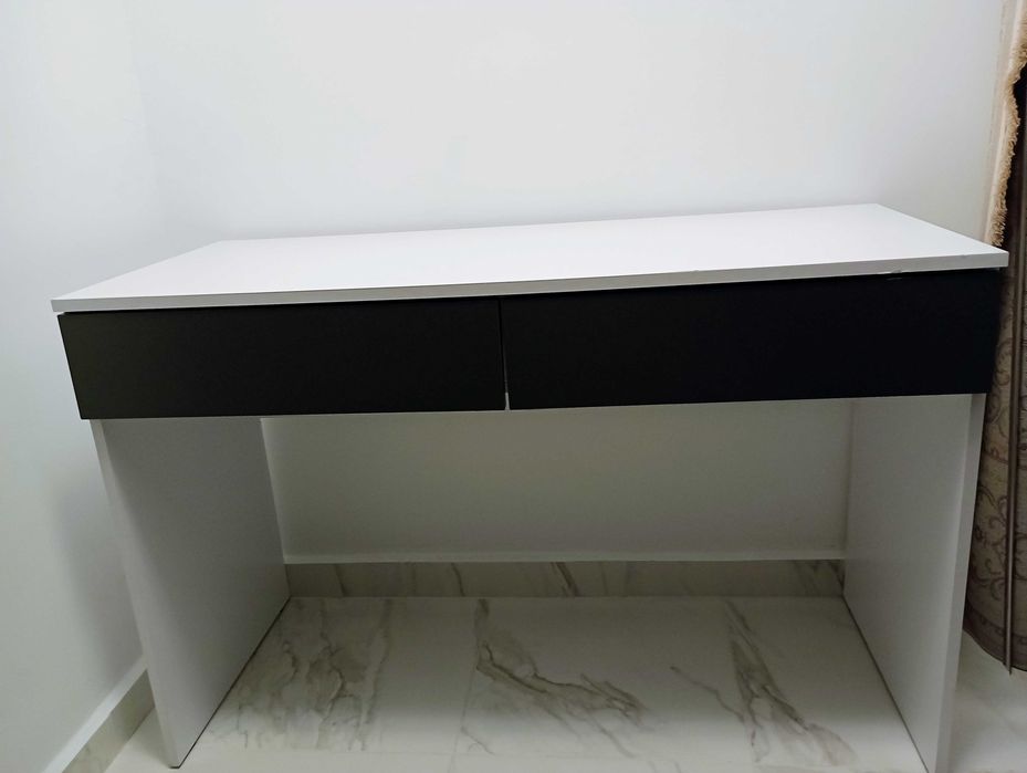 Бяло бюро с две чекмеджета