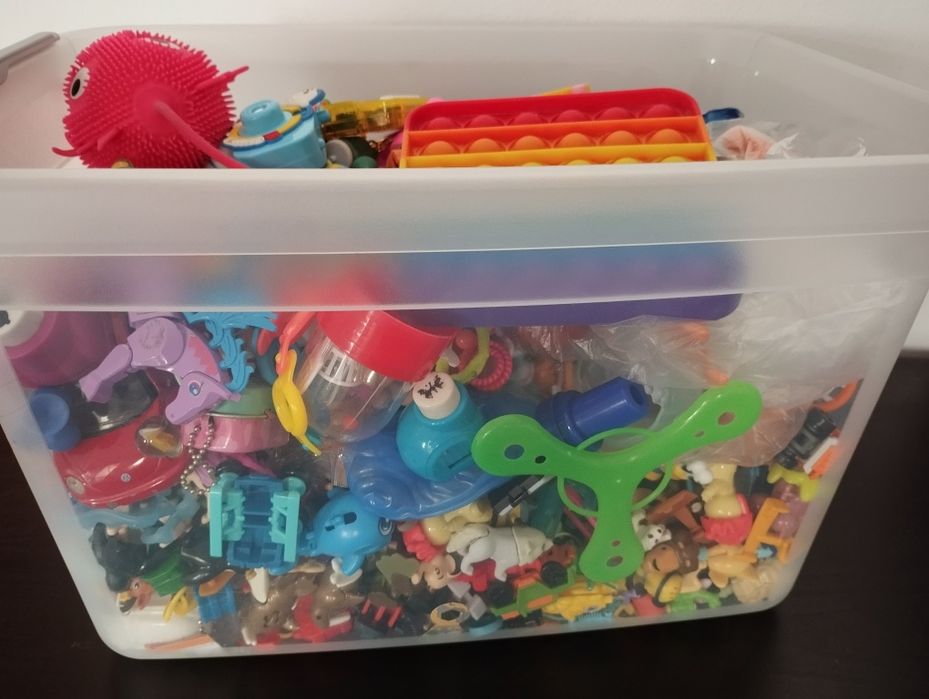 Играчки от яйца и много други разнообразни малки играчки