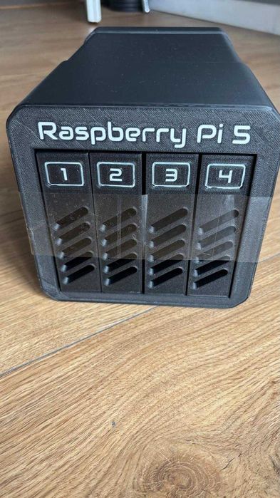 Carcasă pentru Raspberry Pi NAS cu 4 HDD sau SSD 3.5" sau 2.5" cu Răcire activă inclusa Noua