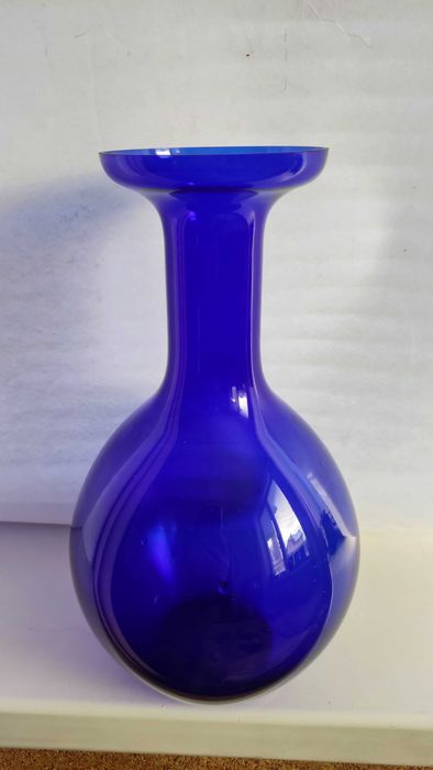 Голяма ваза от ръчно издухано стъкло