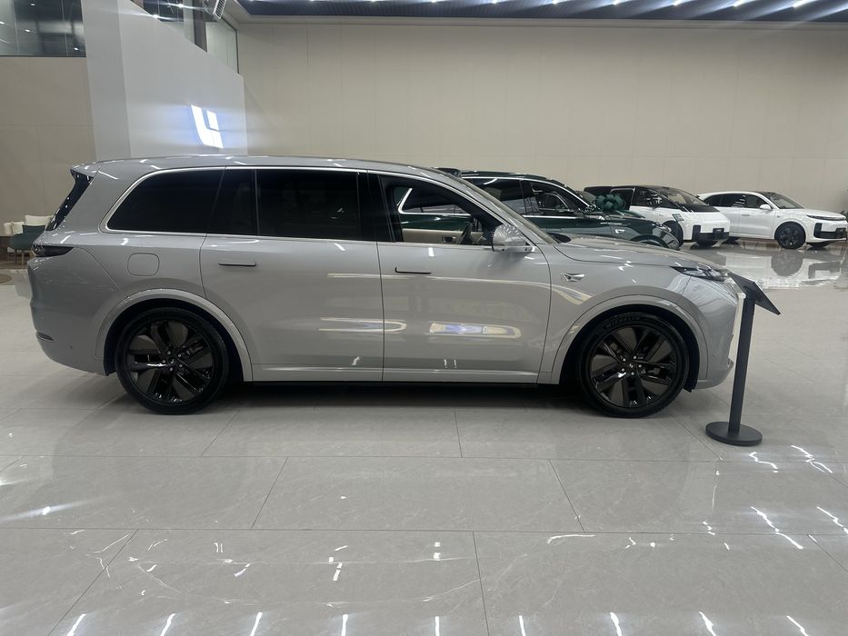 Продаю машину Li L9 Ultra года выпуска 2024 года машина