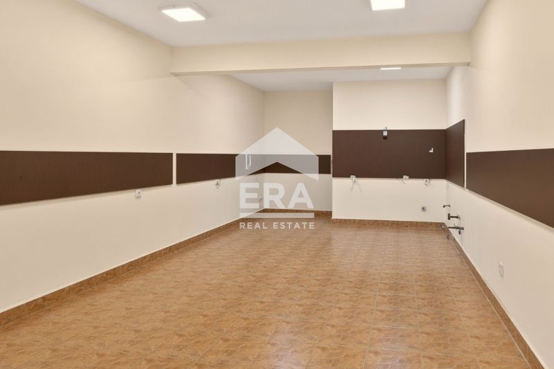 Ексклузивен партерен гараж за продажба, в тухлена сграда на ул. Полк.