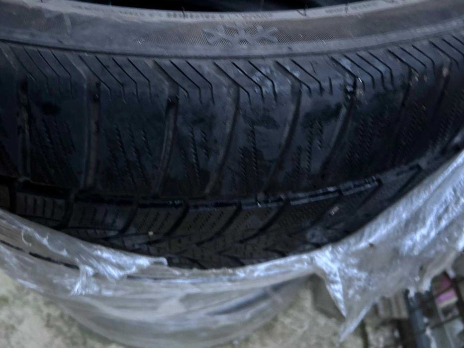 Vând cauciucuri 256/45R20