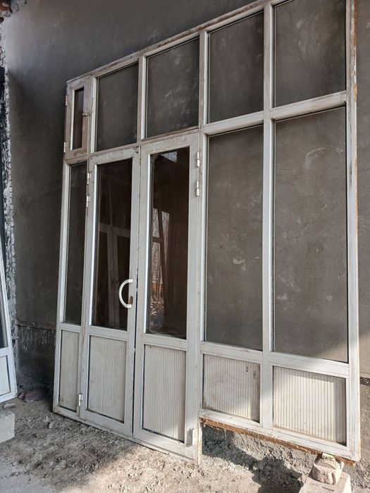 Rom eni/boʻyi  257/277 Eshik eni/boʻyi 257/310 yodiviy oyna 1 qavatli