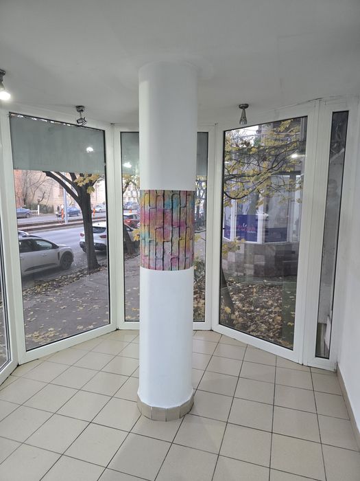Închiriez spațiu comercial central 65m2.