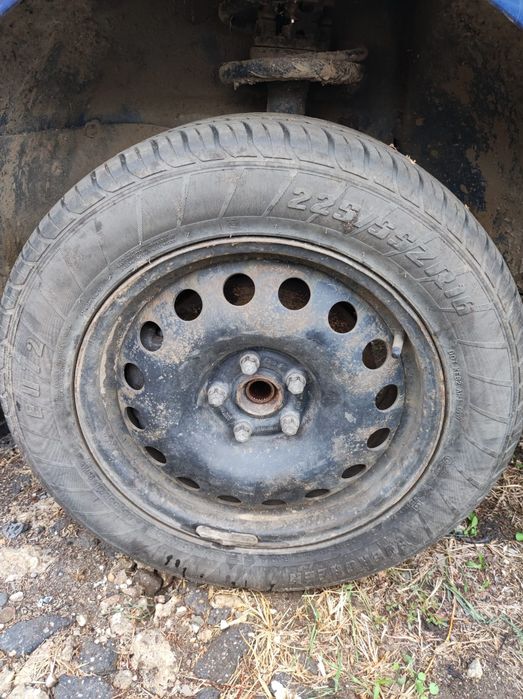 Vând cauciucuri cu tot cu jante de dimensiunea 225x55x16