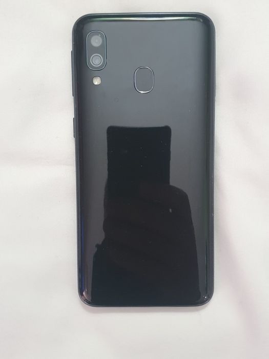 Tel. Samsung A40.