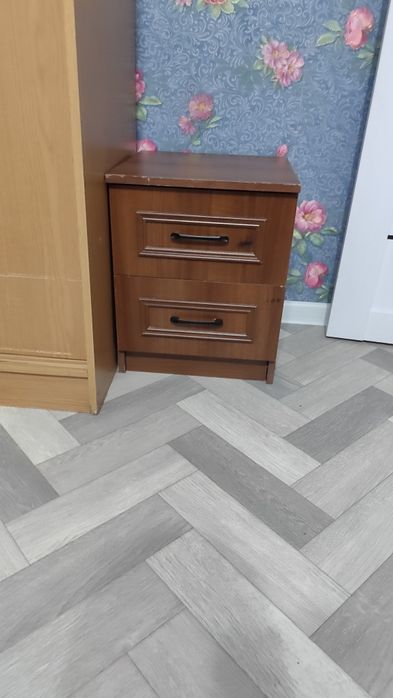 Продам комод ,стол, зеркало