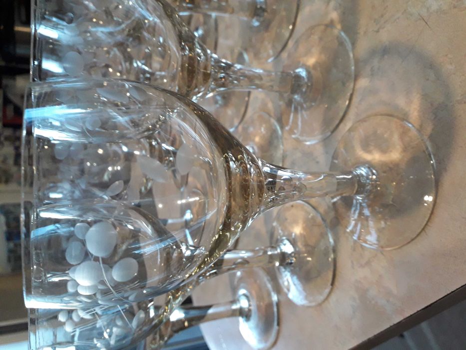 Стъклени чаши, чинии, купи и подноси