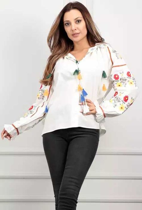 Camasa alba cu broderie si ciucuri