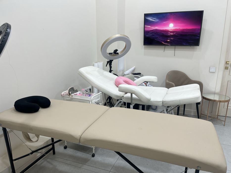 2 Кушетка бедевая и белая для ресниц,педикюр и тд