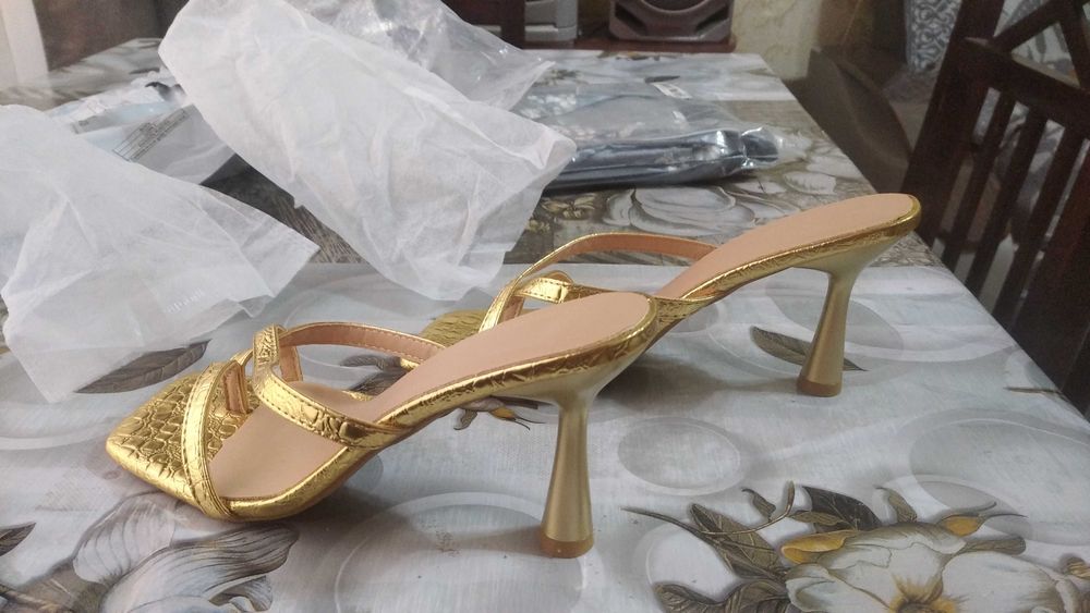 Продаются шлепки на каблуке