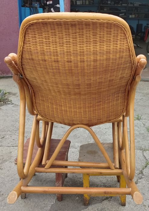 Кресло -качалка,ротанг