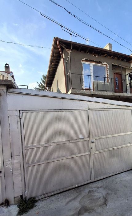 Двуетажна тухлена къща до Лидл