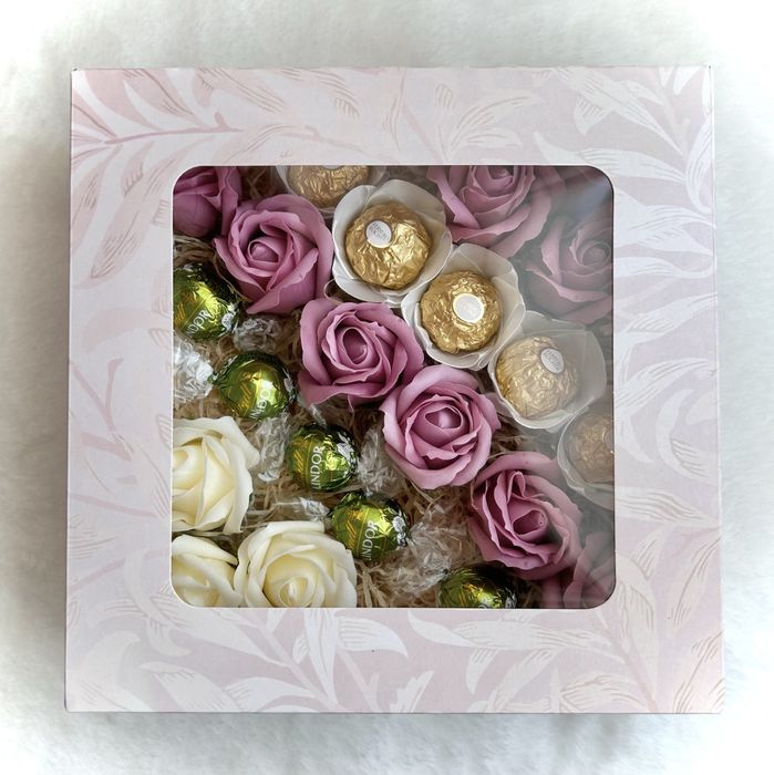 Кутия с Ferrero Rocher и рози