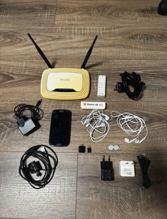 Router, baterie externa, cabluri, casti