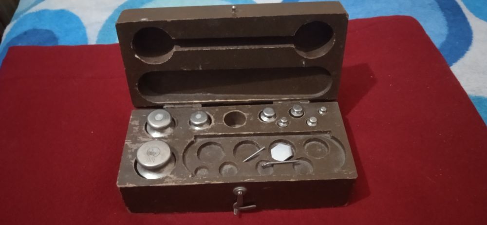 Набор стандартных весовых гирь от 100г и меньше,до мг