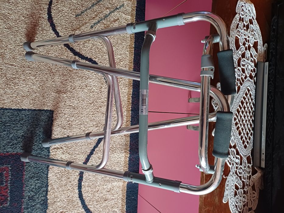 Scaun cu rotile și cadru metalic