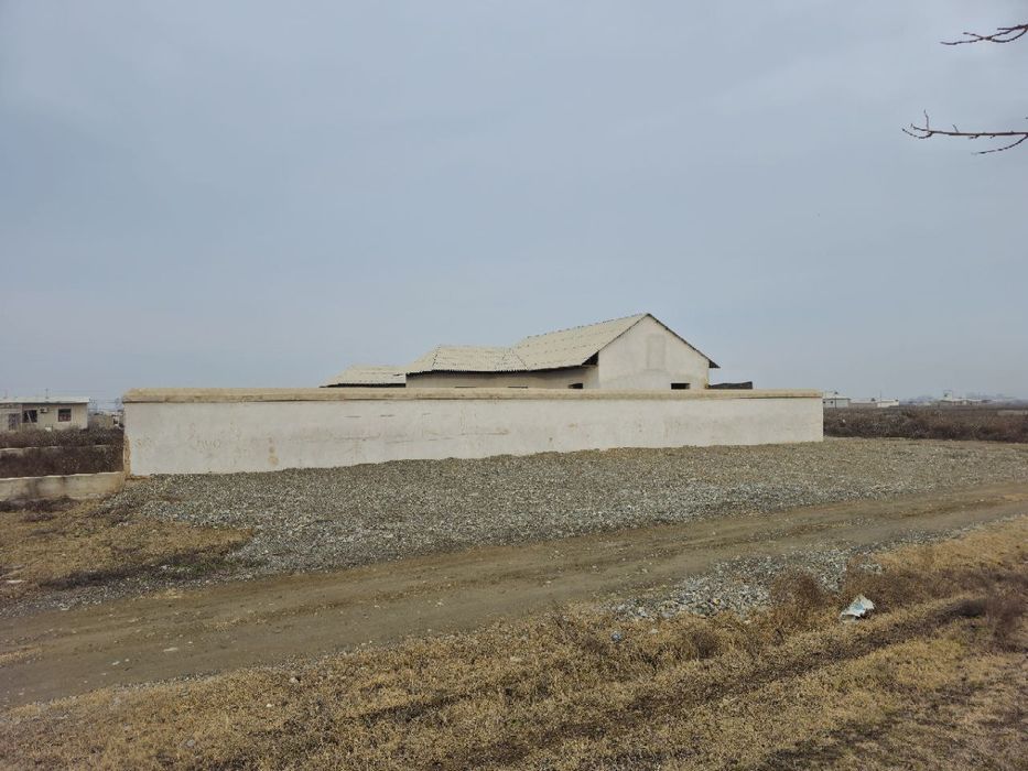 Уй сотилади. 19-кварталда жойлашган, 6 соток-5 хонадан, 2та бир хил уй