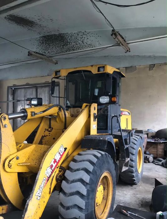 Продам фронтальный погрузчик LW300