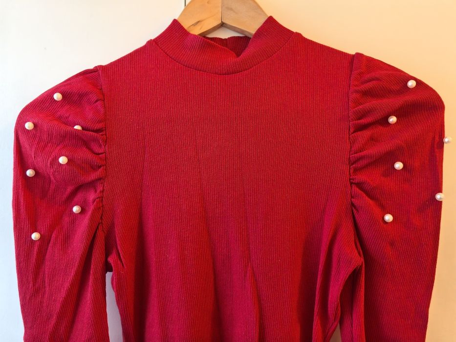 Bluza din bumbac reiat roșie mulată cu umeri bufanți și perle aplicate