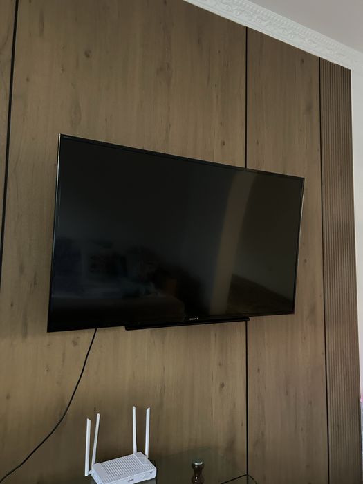 Продается телевизор Sony с подставкой стеклянная