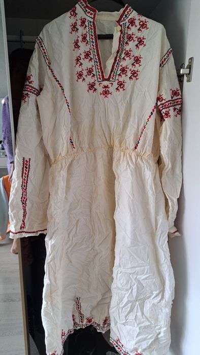 Народна носия с чисто нова риза и престилка