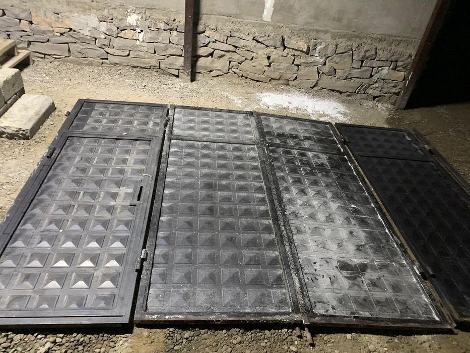 Продается ворота для гаража,  сто,  боксов