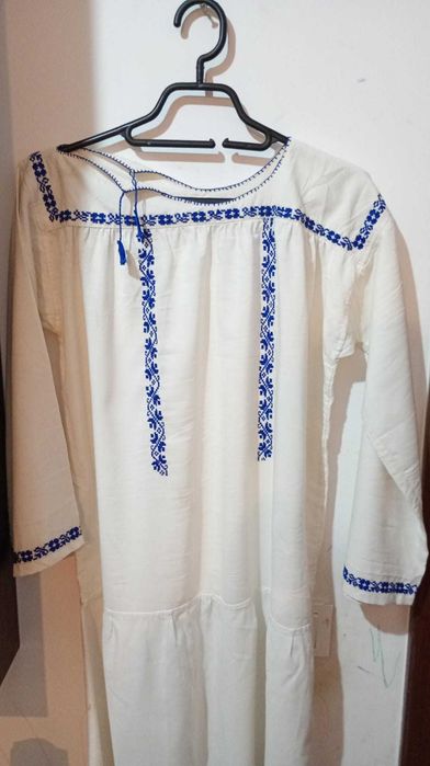 Rochie / ie traditionala romaneasca din Oltenia, veche, originala, tesatura din bumbac cu broderie, avand in jur de 100 ani