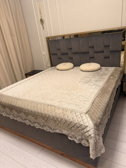 Продам спальный кроват тумбочки камод