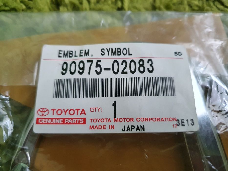 Продам оригинальную змблему Lexus