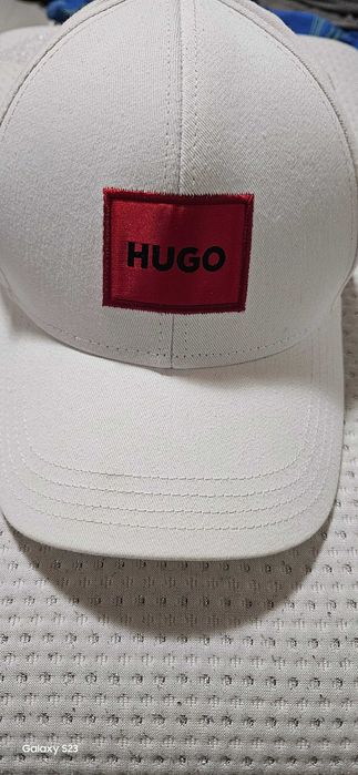 Чисто нова шапка HUGO и черна с брокат от Англия