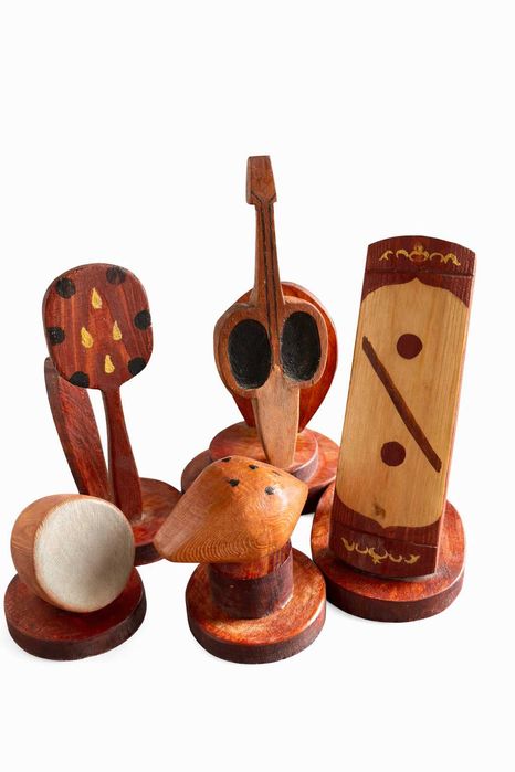 Сувенирные игрушки в национальном стиле дерево