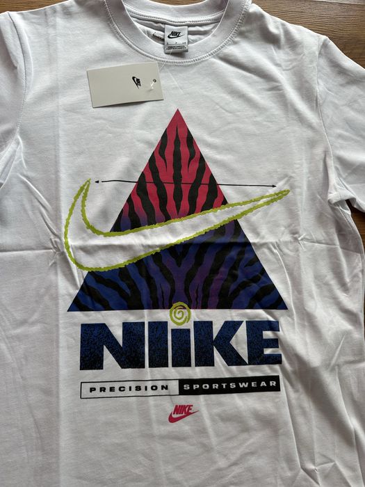 Мъжка,памучна,бяла тениска Nike с бродирано лого на врата