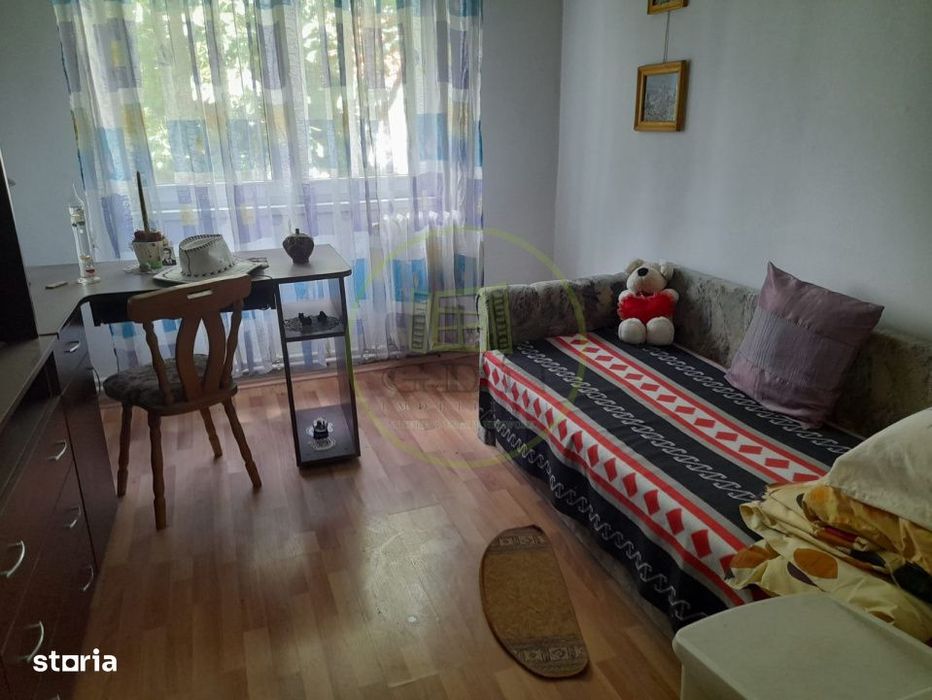 Apartament 4 camere  etaj1 de vanzare  pe  B-dul unirii  in  Fagaras j