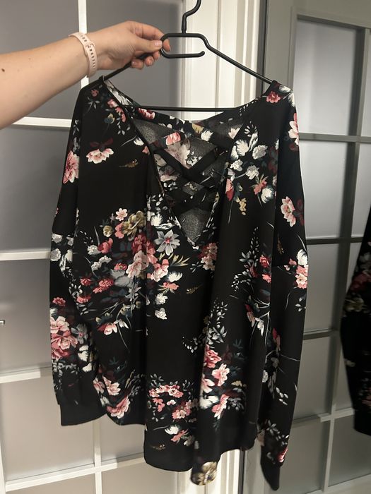Bluză neagră cu imprimeu floral și spate decupat