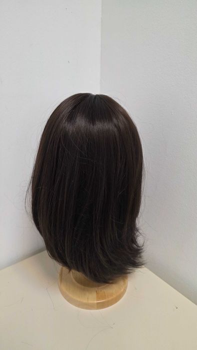 Perucă HAIRCUBE șaten închis, bob în straturi fără breton, sintetică