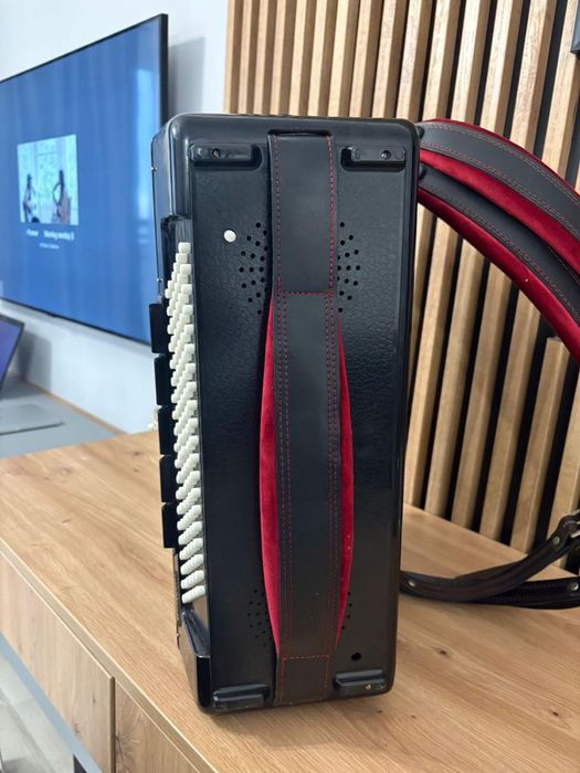 Acordeon Weltmeister Serino Deluxe cu 120 de basi